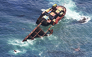 Rena : Container Ship Runs Aground : Tauranga : New Zealand  : Photos : Richard Moore : Photographer